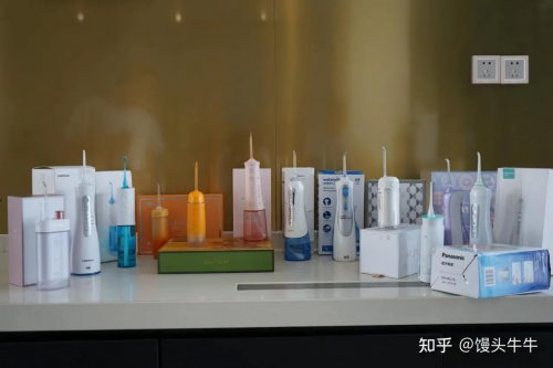 桌子上放满了不同类型的摆设布局
低可信度描述已自动生成