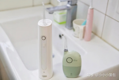 牙刷在刷牙
中度可信度描述已自动生成