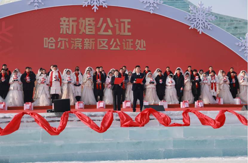 图片包含 户外, 标志, 大, 男人
描述已自动生成