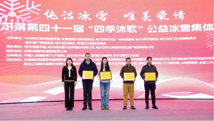 人们站在一起合影
中度可信度描述已自动生成