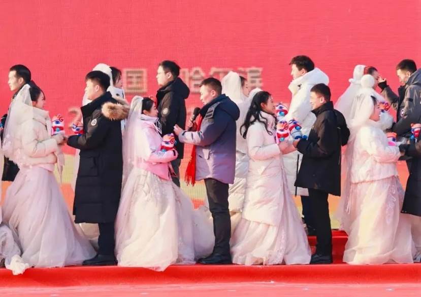 一群穿着礼服的人
描述已自动生成