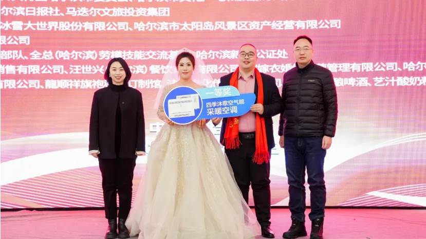 图片包含 站, 对着, 男人, 院子
描述已自动生成