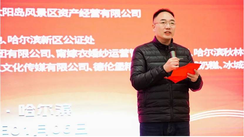 穿红色衣服的人
中度可信度描述已自动生成