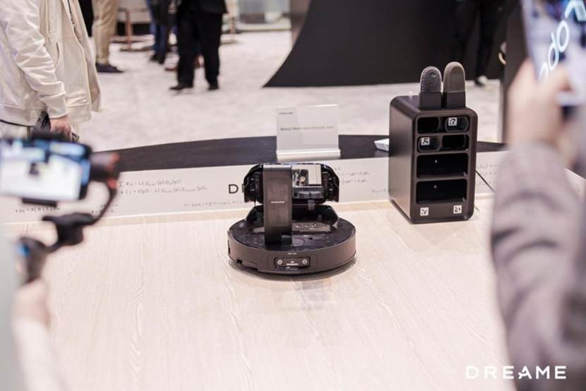 图片包含 人, 桌子, 男人, 女人
描述已自动生成