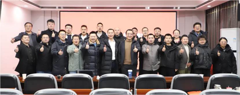 一群人的合照
低可信度描述已自动生成