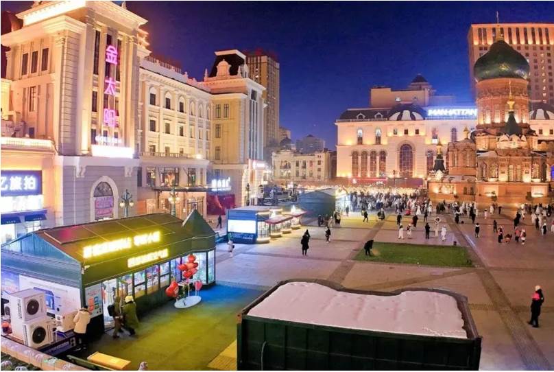 建筑与房屋的城市街道
中度可信度描述已自动生成