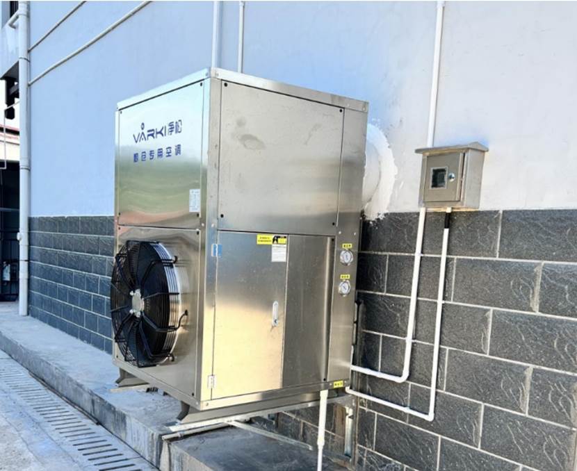 图片包含 建筑, 男人, 侧面, 砖
描述已自动生成